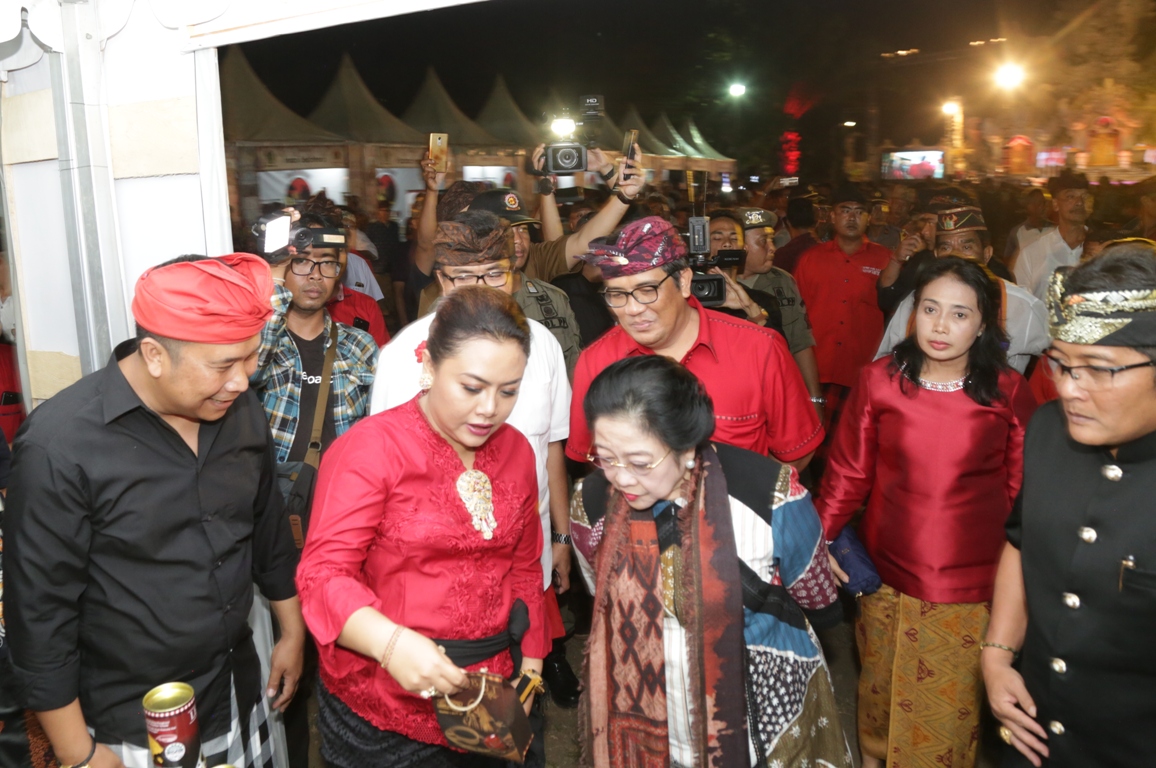 Bupati Tabanan Ni Putu Eka Wiryastuti (kiri), Presiden RI ke-5 Megawati Soekarnoputri (tengah) dan Bupati Badung I Nyoman Giri Prasta (kanan) pada Acara pembukaan Tabanan Harmony  Festival (THF) I yang digelar  oleh Pemkab Tabanan Panggung Garuda Wisnu Serasi (GWS). Sabtu(27/04).