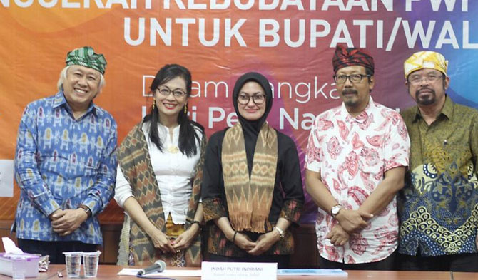 Bupati Luwu Utara Indah Putri Indriani bersama Dewan Juri AK-PWI Pusat. /ist