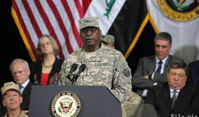Komandan Baru Pasukan Amerika Serikat (AS) di Irak Letnan Jenderal Lloyd Austin berbicara dalam upacara pergantian komando di pangkalan militer AS, Camp Victory, di Baghdad, Irak, pada 1 September 2010. (Xinhua/Xu Yanyan)