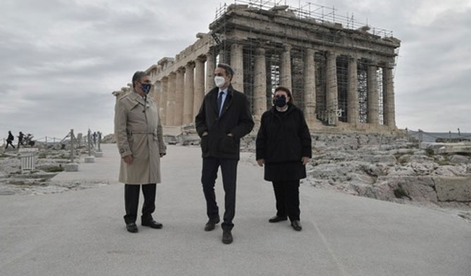 Perdana Menteri Yunani Kyriakos Mitsotakis (tengah) terlihat di jalur baru menuju Parthenon di Acropolis di Athena, Yunani, pada 3 Desember 2020. (Xinhua/Pool/Louiza Gouliamaki)