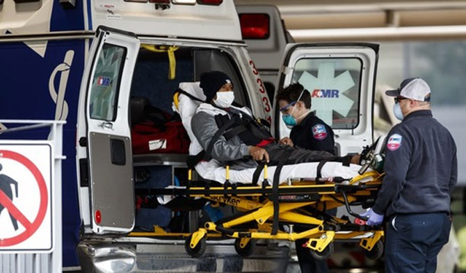 Petugas medis membawa seorang pasien dari ambulans menuju Rumah Sakit Universitas George Washington di Washington DC, Amerika Serikat, pada 27 April 2020. (Xinhua/Ting Shen)
