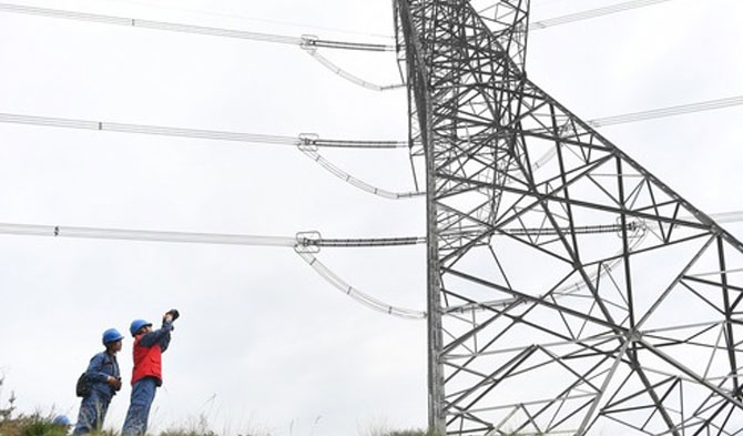 Para staf State Grid Qinghai Electric Power Maintenance Company cabang Xining bekerja di Xiaoxia, Kota Haidong, Provinsi Qinghai, China barat laut, pada 19 Juni 2019. (Xinhua/Zhang Hongxiang)