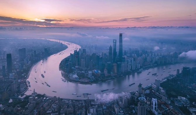 Foto dari udara yang diabadikan pada 21 Juni 2018 ini menunjukkan pemandangan pagi hari di area Lujiazui di Pudong, Shanghai, China timur. (Xinhua/Ren Long)