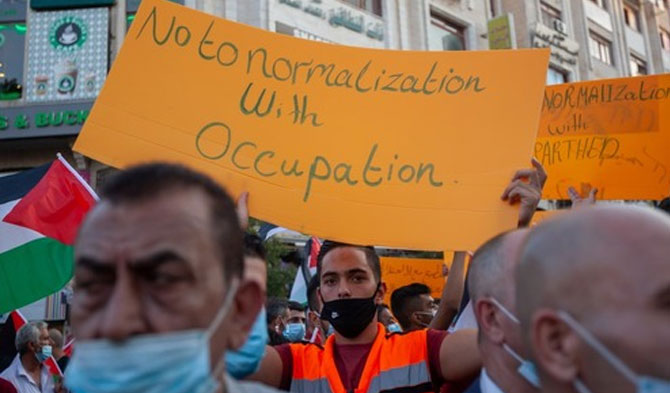 Warga Palestina turun ke jalan dalam aksi unjuk rasa menentang perjanjian normalisasi hubungan Arab-Israel di Kota Betlehem, Tepi Barat, pada 15 September 2020. (Xinhua)