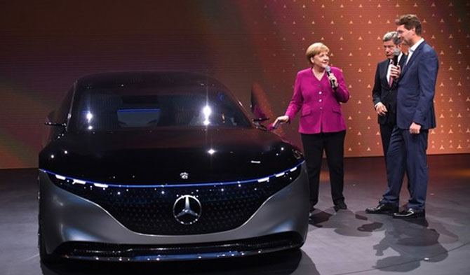 Kanselir Jerman Angela Merkel (kiri) berbicara dengan CEO Daimler Ola Kaellenius (kanan) di acara International Motor Show (IAA) 2019 di Frankfurt, Jerman, pada 12 September 2019. (Xinhua/Lu Yang)