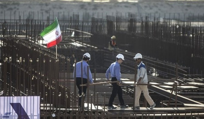 Orang-orang bekerja di lokasi konstruksi tahap kedua dari Pembangkit Listrik Tenaga Nuklir Bushehr Iran di Bushehr, Iran selatan, pada 10 November 2019. (Xinhua/Ahmad Halabisaz)