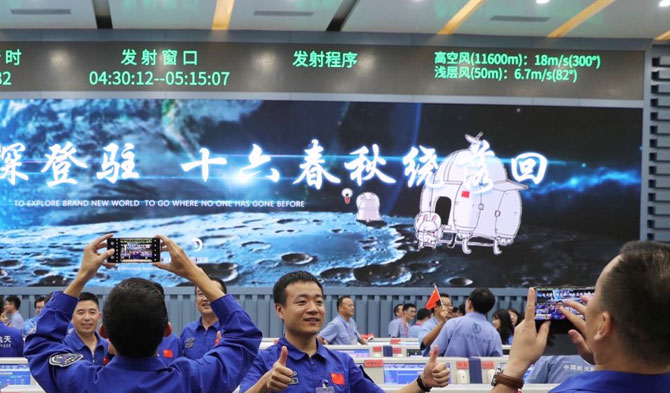 Para teknisi merayakan keberhasilan peluncuran pesawat ruang angkasa Chang'e-5 di Situs Peluncuran Pesawat Luar Angkasa Wenchang di Cina selatan. /xinhua
