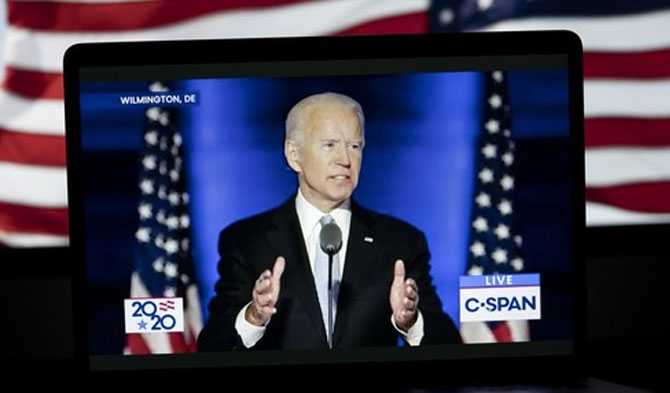 Foto yang diabadikan di Arlington, Virginia, Amerika Serikat, pada 7 November 2020 ini menunjukkan siaran langsung daring Joe Biden, calon presiden dari Partai Demokrat AS, berpidato di Wilmington, Delaware. (Xinhua/Liu Jie)