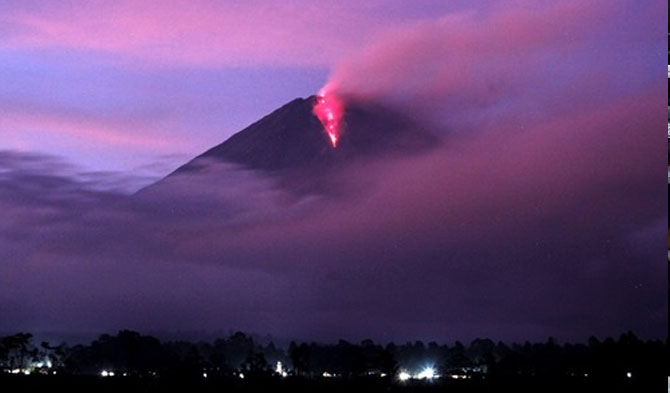 Foto yang diabadikan pada 1 Desember 2020 ini menunjukkan lahar vulkanik yang dimuntahkan oleh gunung berapi Semeru di Lumajang, Jawa Timur. (Xinhua/Bayu Novanta)