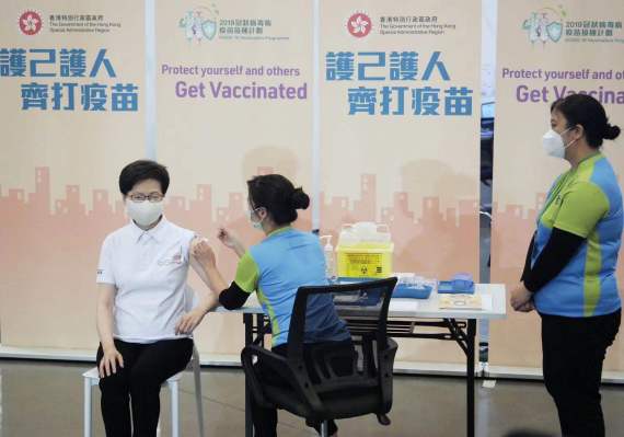Kepala Eksekutif Daerah Administratif Khusus (Special Administrative Region/SAR) Hong Kong Carrie Lam menerima suntikan pertama vaksin COVID-19 di Hong Kong, China, pada 22 Februari 2021. (Xinhua/Wang Shen)