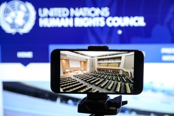 Foto yang diabadikan pada 22 Februari 2021 di Brussel, Belgia, ini menunjukkan sebuah layar yang menampilkan sesi ke-46 Dewan Hak Asasi Manusia Perserikatan Bangsa-Bangsa (United Nations Human Rights Council/UNHRC) di Jenewa, Swiss. (Xinhua/Zhang Cheng)