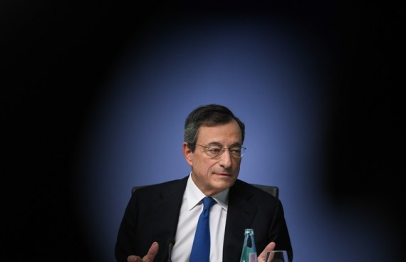 Mario Draghi berbicara dalam sebuah konferensi pers di kantor pusat European Central Bank (ECB) di Frankfurt, Jerman, pada 24 Oktober 2019. (Xinhua/Lu Yang)