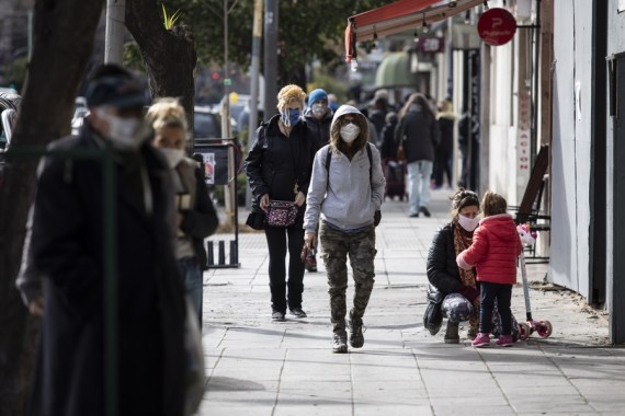 Orang-orang yang mengenakan masker terlihat di Buenos Aires, Argentina, pada 17 Juli 2020. (Xinhua/Martin Zabala)