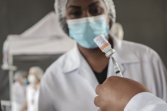Seorang tenaga kesehatan menyiapkan vaksin CoronaVac dalam program inokulasi COVID-19 lantatur (drive-in) di Sao Paulo, Brasil, pada 8 Februari 2021. (Xinhua/Rahel Patrasso)