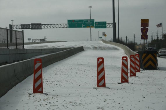 Jalur masuk ke sebuah jalan tol ditutup akibat salju dan es di Houston, Texas, Amerika Serikat, pada 15 Februari 2021. (Xinhua/Chengyue Lao)