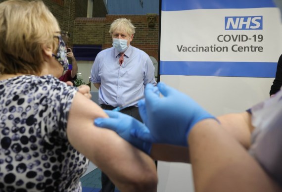 Perdana Menteri Inggris Boris Johnson memperhatikan saat perawat menyuntikkan vaksin COVID-19 Pfizer-BioNTech kepada Lyn Wheeler di Guy's Hospital di London, Inggris, pada 8 Desember 2020. (Xinhua/Downing Street No. 10/Andrew Parsons)