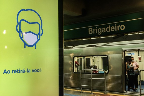 Sebuah papan informasi elektronik menunjukkan imbauan wajib mengenakan masker di dalam sebuah stasiun kereta bawah tanah di Sao Paulo, Brasil, pada 18 Februari 2021. (Xinhua/Rahel Patrasso)