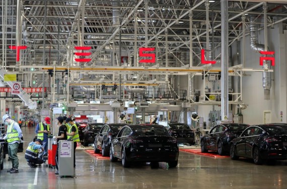 Para karyawan bekerja di Tesla Gigafactory di Shanghai, China timur, pada 20 November 2020. (Xinhua/Ding Ting)