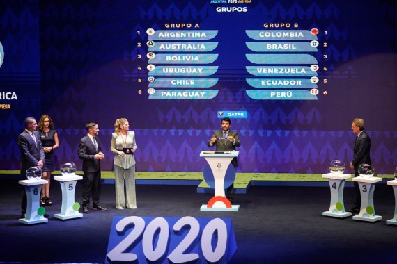 Hugo Figueredo (kedua dari kanan), Direktur Kompetisi Konfederasi Sepak Bola Amerika Selatan (CONMEBOL), memegang nama tim Qatar saat pengundian Copa America 2020 di Cartagena, Kolombia, pada 3 Desember 2019. (Xinhua/Jhon Paz)