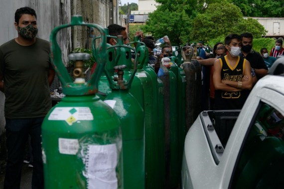 Orang-orang mengantre untuk membeli oksigen di sebuah pabrik oksigen di Manaus di Amazonas, Brasil, pada 15 Januari 2021. (Xinhua/Sandro Pereira)