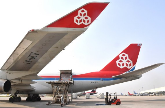 Para staf memuat sejumlah material sumbangan ke sebuah pesawat kargo di Bandara Internasional Xinzheng di Zhengzhou, ibu kota Provinsi Henan, China tengah, pada 22 Maret 2020. (Xinhua/Li Jianan)