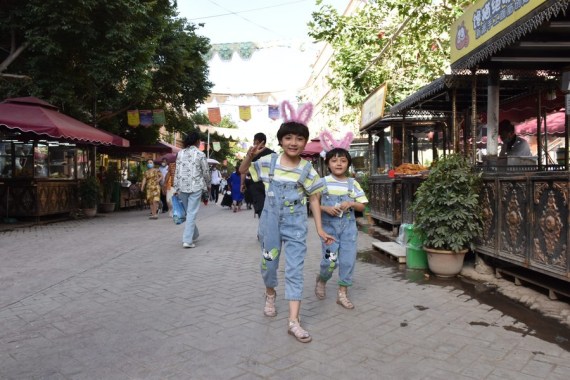 Anak-anak mengunjungi kota kuno Kashgar di Daerah Otonom Uighur Xinjiang, China barat laut, pada 24 Mei 2020. (Xinhua/Gao Han)