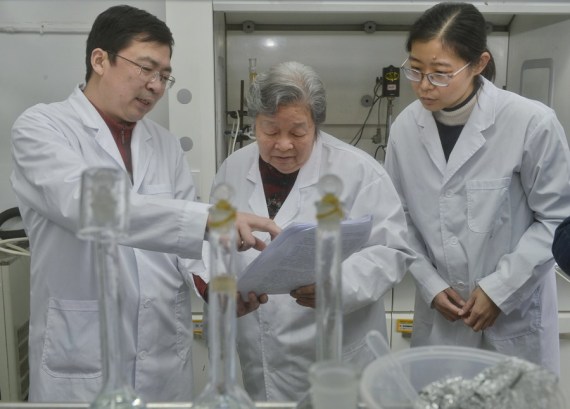 Zhong Benhe (tengah) berdiskusi dengan anggota tim dan mahasiswa di laboratorium milik Universitas Sichuan di Chengdu, Provinsi Sichuan, China barat daya, pada 8 Januari 2021. Zhong Benhe merupakan profesor luar biasa sekaligus menjabat sebagai supervisor program doktoral di Fakultas Teknik Kimia di Universitas Sichuan. (Xinhua/Liu Kun)