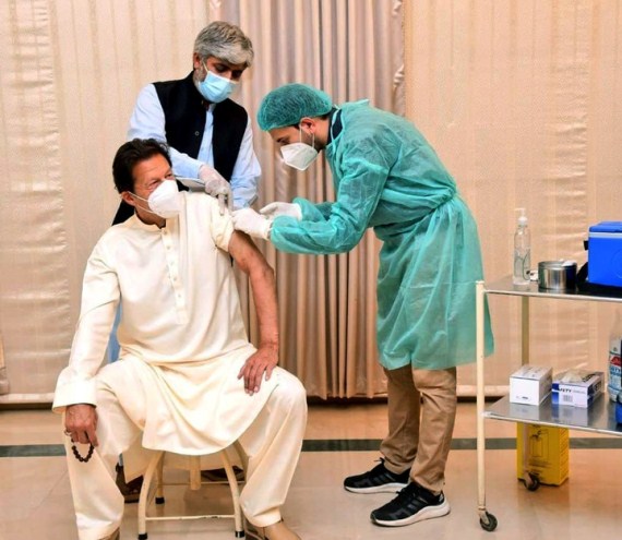 Foto yang diabadikan pada 18 Maret 2021 ini menunjukkan Perdana Menteri Pakistan Imran Khan (kiri) menerima suntikan vaksin COVID-19 di Islamabad, ibu kota Pakistan. (Xinhua/Departemen Informasi Pers Pakistan)