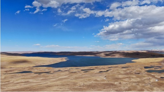 Foto dari udara yang diabadikan pada 30 Oktober 2020 ini menunjukkan sebuah danau di wilayah Madoi, Prefektur Otonom Etnis Tibet Golog, Provinsi Qinghai, China barat laut. (Xinhua/Zhang Long)