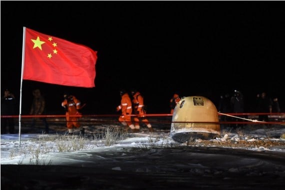 Kapsul pembawa pulang (return capsule) wahana antariksa China Chang'e-5 mendarat di wilayah Siziwang, Daerah Otonom Mongolia Dalam, China utara, pada 17 Desember 2020. (Xinhua/Lian Zhen)