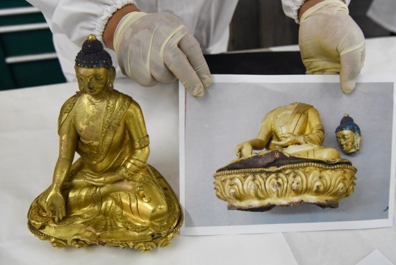 Foto yang diabadikan pada 19 Maret 2021 ini menunjukkan sebuah patung Buddha perunggu berlapis emas dari Dinasti Qing yang direstorasi di Daerah Otonom Uighur Xinjiang, China barat laut. (Xinhua/Ding Lei)