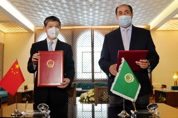 Duta Besar China untuk Mesir Liao Liqiang (kiri) dan Asisten Sekretaris Jenderal Liga Arab Hossam Zaki berfoto saat upacara serah terima vaksin COVID-19 sumbangan China di Kairo, Mesir, pada 4 Maret 2021. (Xinhua)