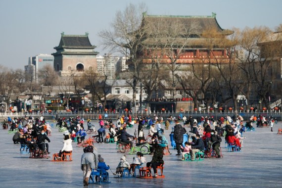 Orang-orang bermain di Danau Shichahai yang berselimut es yang telah diubah menjadi gelanggang es di Beijing, ibu kota China, pada 17 Januari 2021. (Xinhua/Ju Huanzong)