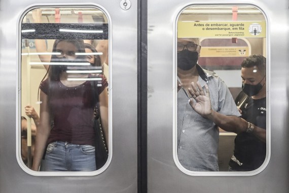 Penumpang yang mengenakan masker terlihat di dalam gerbong kereta bawah tanah di Sao Paulo, Brasil, pada 22 Maret 2021. (Xinhua/Rahel Patrasso)