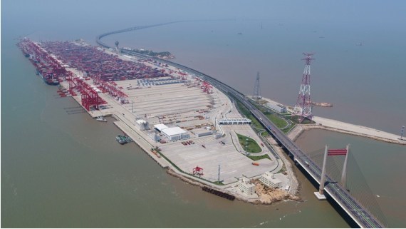 Foto dari udara yang diabadikan pada 17 Agustus 2020 ini menunjukkan dermaga kontainer di Pelabuhan Yangshan di Shanghai, China timur. (Xinhua/Ding Ting)