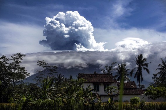 Foto yang diabadikan pada 22 Maret 2021 ini menunjukkan asap putih yang dimuntahkan Gunung Merapi, sebagaimana terlihat dari Kaliurang, Kabupaten Sleman, Daerah Istimewa Yogyakarta. (Xinhua/Boy H.)