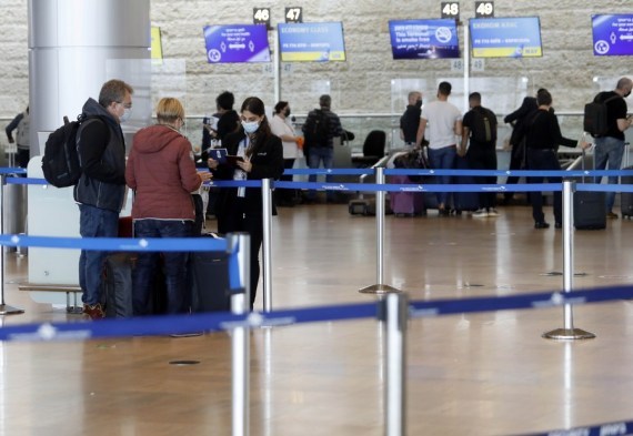 Sejumlah pelancong menunggu untuk check-in di terminal keberangkatan di Bandara Internasional Ben Gurion dekat Tel Aviv, Israel, pada 21 Maret 2021. (Xinhua/Gil Cohen Magen)