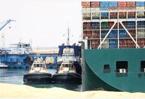 Sebuah kapal penyelamat bekerja di lokasi terjebaknya kapal kontainer di Terusan Suez, Mesir, pada 25 Maret 2021. (Xinhua/Otoritas Terusan Suez)