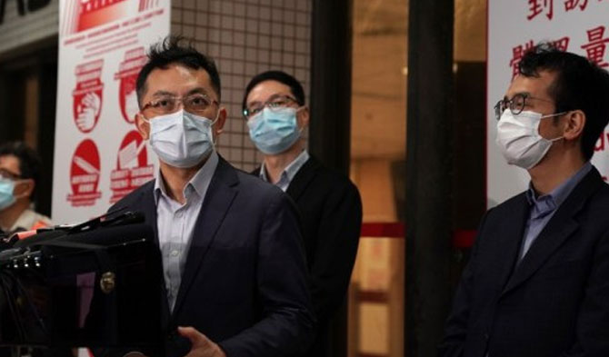 Ronald Lam (ketiga dari kanan), pengawas Pusat Perlindungan Kesehatan Hong Kong, berbicara pada sebuah konferensi pers di Rumah Sakit Queen Elizabeth, Hong Kong, China selatan, pada 3 Maret 2021. (Xinhua/Li Gang)