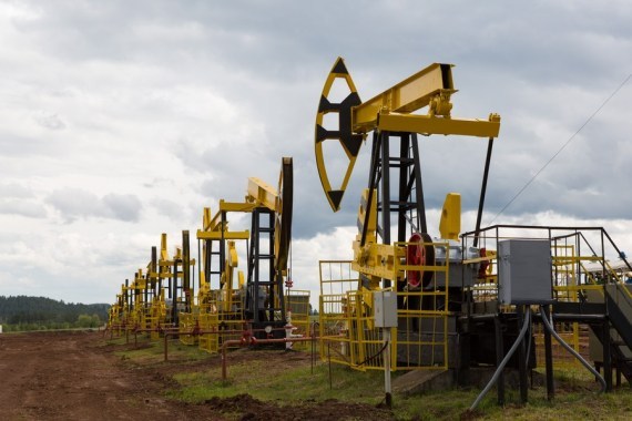 Foto yang diabadikan pada 2 Juni 2017 ini menunjukkan ladang pengeboran sumur minyak dari proyek Udmurtia Petroleum Corp di Udmurtia, sebuah republik di Rusia barat. (Xinhua/Bai Xueqi)