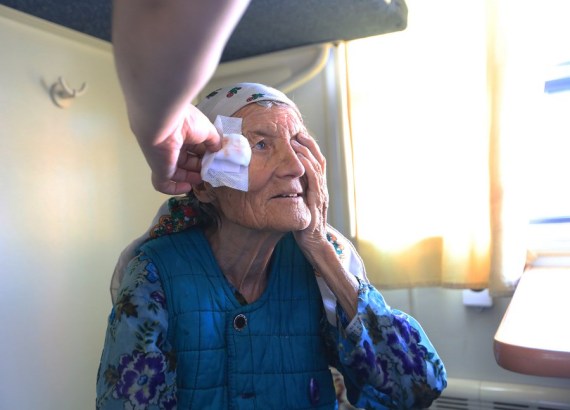 Foto dokumentasi ini menunjukkan seorang pasien menjalani pemeriksaan mata usai operasi di Daerah Otonom Uighur Xinjiang, China barat laut. (Xinhua/Li Mingfang)