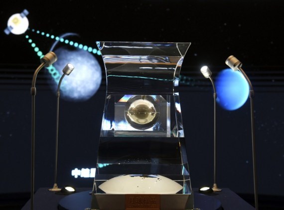 Sampel Bulan No. 001 yang dibawa pulang oleh wahana antariksa China Chang'e-5 dipamerkan di Museum Nasional China di Beijing, ibu kota China, pada 27 Februari 2021. (Xinhua/Jin Liangkuai)