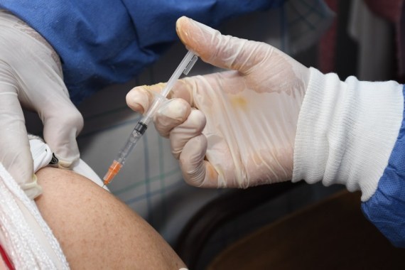 Seorang tenaga kesehatan menyuntikkan satu dosis vaksin COVID-19 Sinopharm China kepada seorang penerima di Rommani, Maroko, pada 3 Maret 2021. (Xinhua/Chadi)
