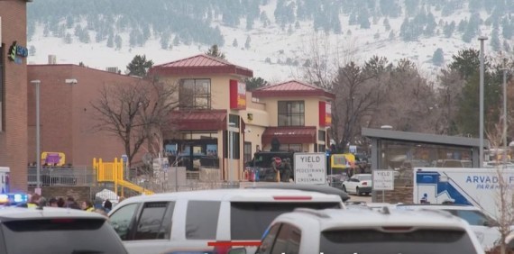Tangkapan layar dari siaran langsung via web ini menunjukkan suasana pasar swalayan King Soopers di Kota Boulder, Colorado, Amerika Serikat. Sepuluh orang tewas dalam penembakan massal di pasar swalayan tersebut pada 22 Maret 2021. (Xinhua)
