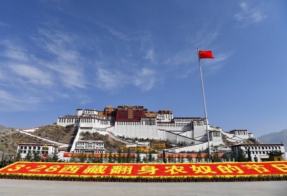 Alun-alun di depan Istana Potala dihias untuk merayakan Hari Pembebasan Tibet dari Perbudakan di Lhasa, ibu kota Daerah Otonom Tibet, China barat daya, pada 28 Maret 2021. (Xinhua/Jigme Dorge)