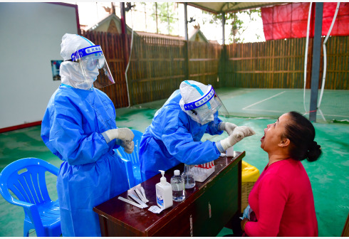 Tenaga kesehatan mengambil sampel usap dari seorang wanita untuk tes COVID-19 di pos pengujian di Kota Ruili, Provinsi Yunnan, China barat daya, pada 6 April 2021. Para tenaga kesehatan garis depan, staf pencegahan dan pengendalian epidemi, petugas patroli perbatasan, serta relawan dari seluruh lapisan masyarakat bekerja keras untuk mengendalikan penyebaran virus corona baru menyusul dilaporkannya infeksi klaster baru pada akhir Maret lalu. (Xinhua/Chen Xinbo)