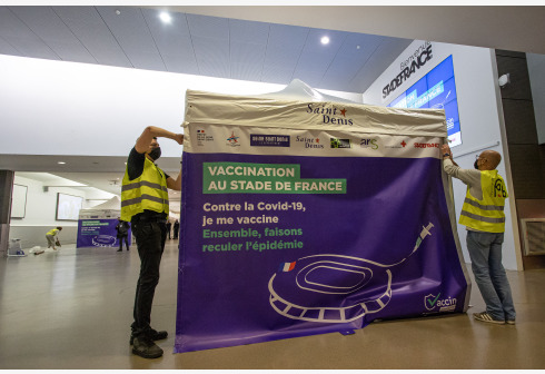 Sejumlah staf mendirikan tenda di sebuah pusat vaksinasi baru COVID-19 di Saint-Denis, Prancis, pada 31 Maret 2021. Mulai pertengahan April mendatang, warga Prancis yang berusia di atas 60 tahun akan dapat divaksinasi. Sementara itu mulai 15 Mei, vaksinasi akan tersedia bagi warga berusia antara 50 hingga 60 tahun, dan batasan usia untuk vaksinasi akan dicabut mulai pertengahan Juni, demikian disampaikan Presiden Prancis Emmanuel Macron pada Rabu (31/3). (Xinhua/Aurelien Morissard)