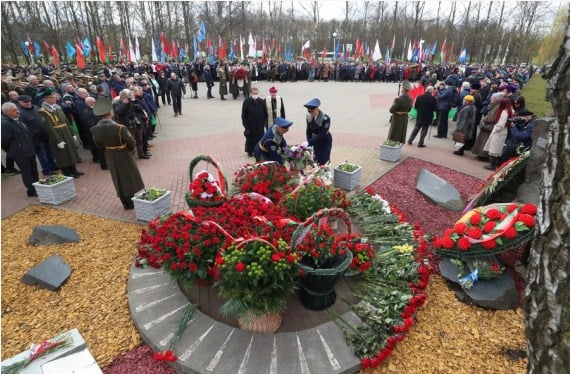 Para tentara meletakkan karangan bunga untuk mengenang para korban bencana Chernobyl di Minsk, Belarus, pada 26 April 2021. (Xinhua/Henadz Zhinkov)