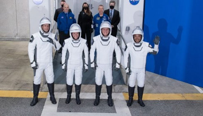 Para astronaut berpose untuk difoto bersama sebelum naik ke pesawat luar angkasa Crew Dragon di Kennedy Space Center NASA di Cape Canaveral, Florida, Amerika Serikat, pada 23 April 2021. (Xinhua/NASA/Aubrey Gemignani)