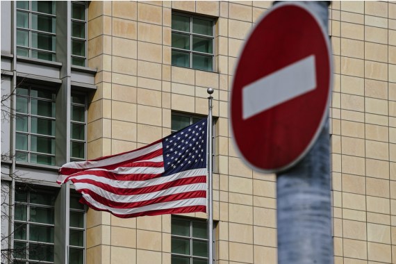 Bendera Amerika Serikat (AS) terlihat berkibar tertiup angin di Kedutaan Besar AS di Moskow, Rusia, pada 16 April 2021. (Xinhua/Evgeny Sinitsyn)
